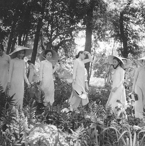 Jeunes filles de l'aristocratie en promenade