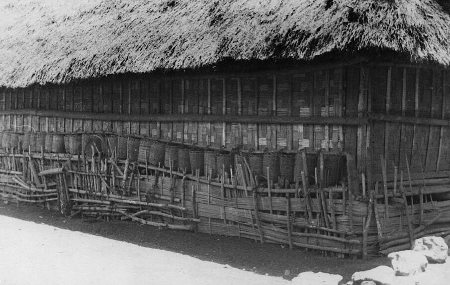 Paniers à ponte disposés le long du grenier à riz