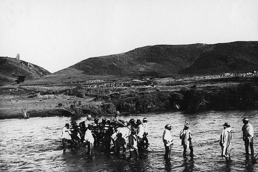 Traversée de la rivière Sakay en 1910