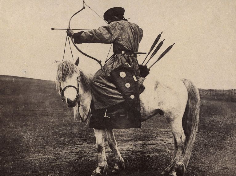 Bouriate à cheval, chassant à l'arc