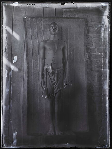 Couli Baly, bambara [Portrait de face, en pied, d'un homme]