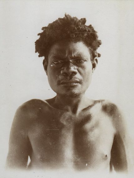 Papou tribu Yabim, d'à peu près 30 ans