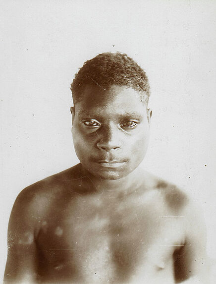 Papou tribu Yabim, d'à peu près 24 ans