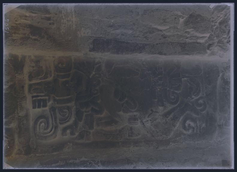 Izamal. Bas-relief de la pyramide Kabul