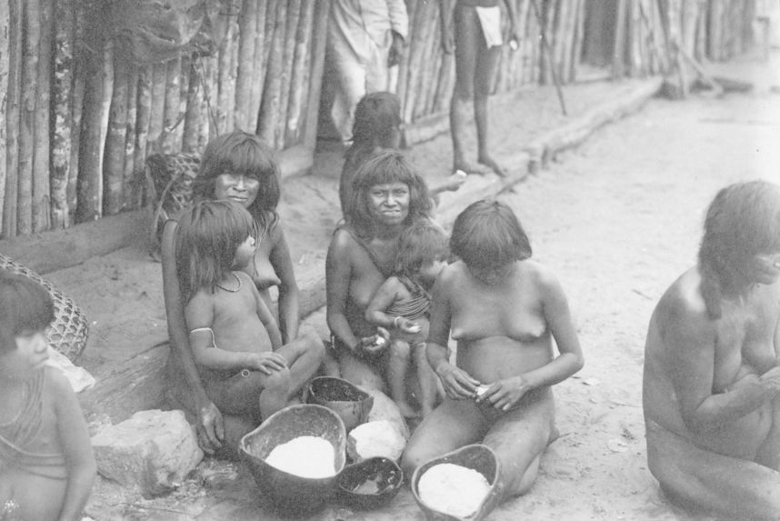 Indiens Nambicuara préparant leur alimentation
