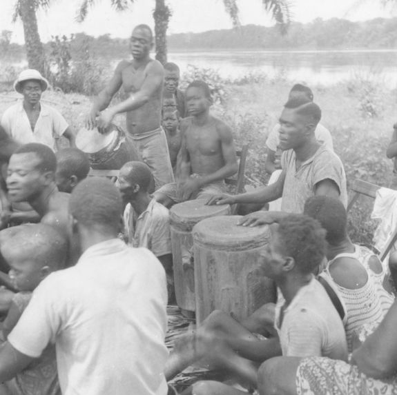 Tambourinaires à Pikounda