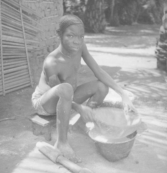 Tamisage de la farine de manioc