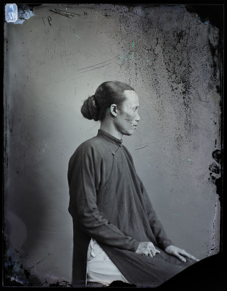 Ambassade Cochinchinoise à Paris- 1863 [Portrait de profil d'un homme]
