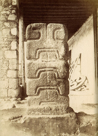 San Juan de Téotihuacan. Colonne toltèque