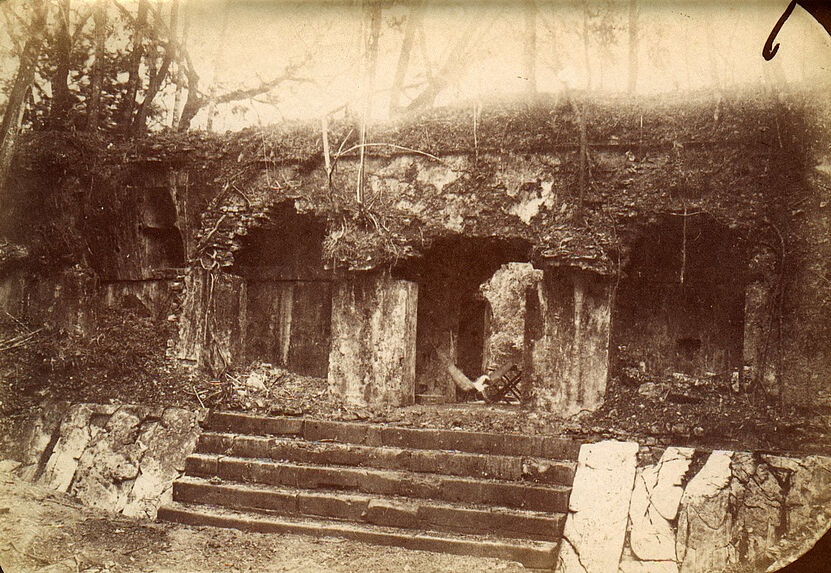 Palenque. Façade occidentale du premier batiment et intérieur de la cour du palais