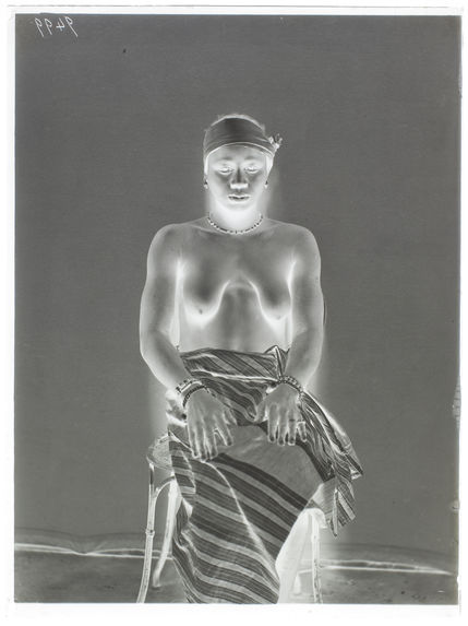 Dahoméenne [Portrait de face d'une femme]