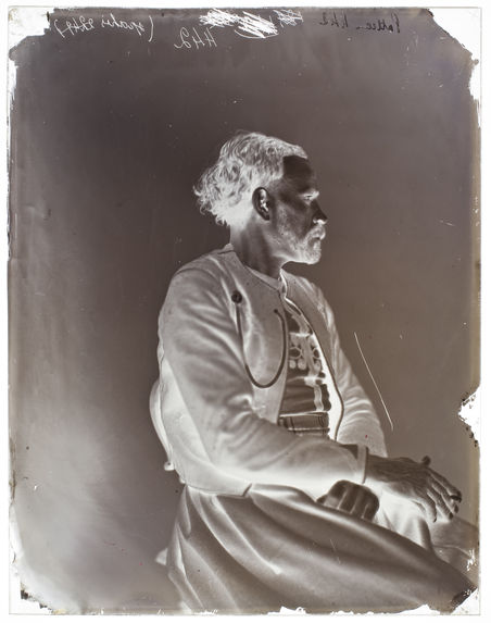 Ahmed-ben-Kilgassem [Portrait de profil d'un homme assis sur une chaise]