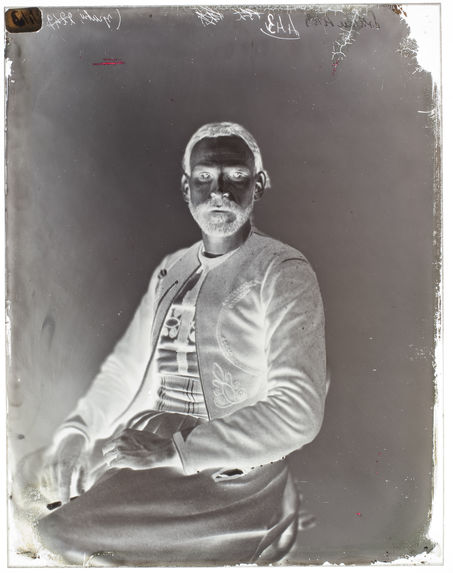 Ahmed-ben-Kilgassem [Portrait de face d'un homme assis sur une chaise]