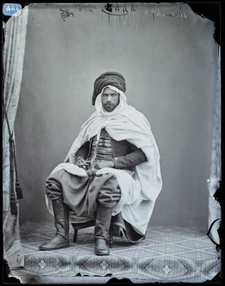 Ahmed-ben-Kilgassem [Portrait d'un homme en pied, assis sur une chaise]