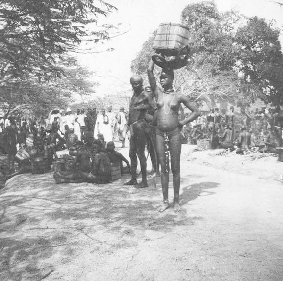 Jeunes filles Lobi et Dian au marché