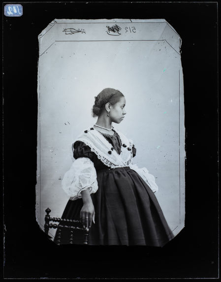 Marie Lassus [Portrait en pied, de profil, d'une femme]