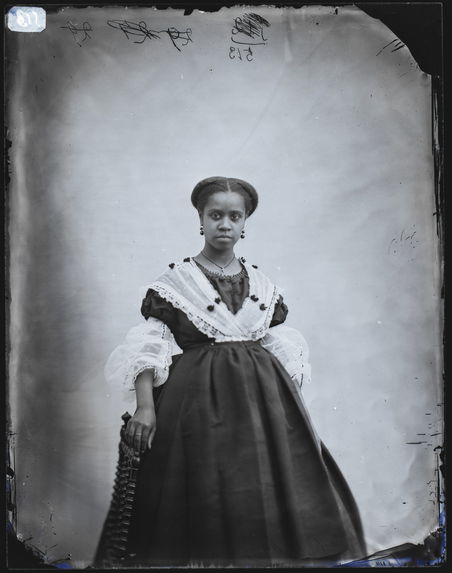Marie Lassus [Portrait en pied, de face, d'une femme]