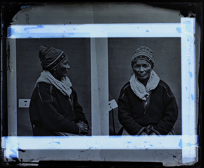 Lapon [Portrait d'une femme assise sur une chaise ; face et profil]