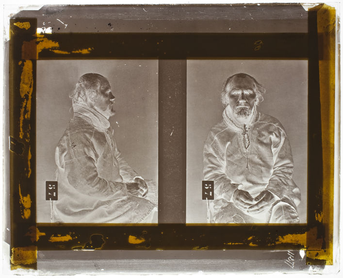Lapon [Portrait d'un homme assis sur une chaise ; face et profil]