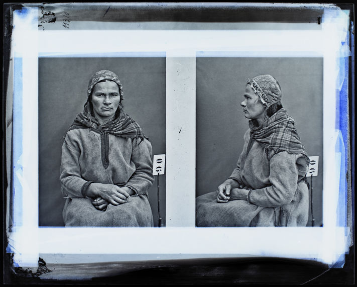 Lapon [Portrait d'une femme assise sur une chaise ; face et profil]