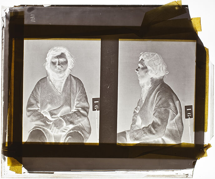 Lapon [Portrait d'un homme assis sur une chaise ; face et profil]