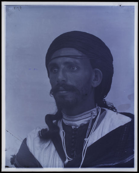 Type du Maroc [Portrait de face d'un homme]