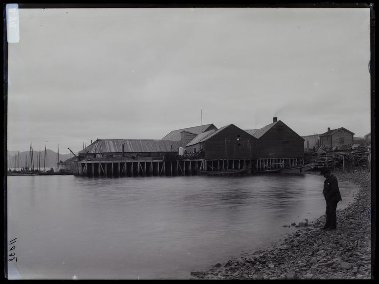 Lapons - Vues [Un port. A droite, le Prince Roland Bonaparte lors de son expédition en Laponie en août 1884]