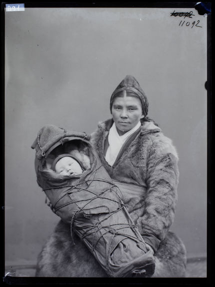 Lapons - Types [Femme lapone en costume d'hiver et enfant]