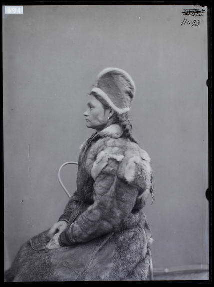 Lapons - Types [Femme lapone en costume d'hiver]