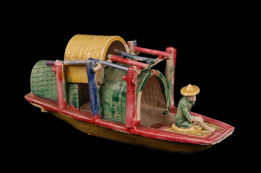 Figurine représentant un personnage dans une embarcation