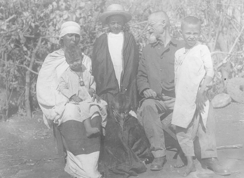 Femme éthiopienne et ses enfants métis
