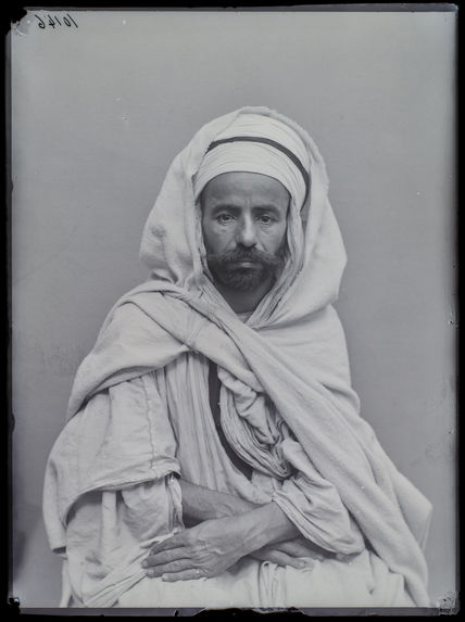 Algériens et Kabyles [Portrait d'un homme]