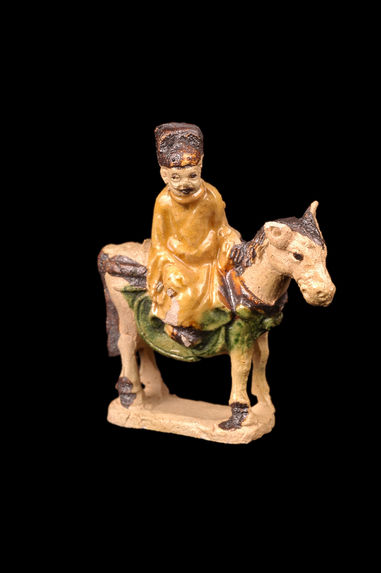 Figurine représentant un mandarin à cheval