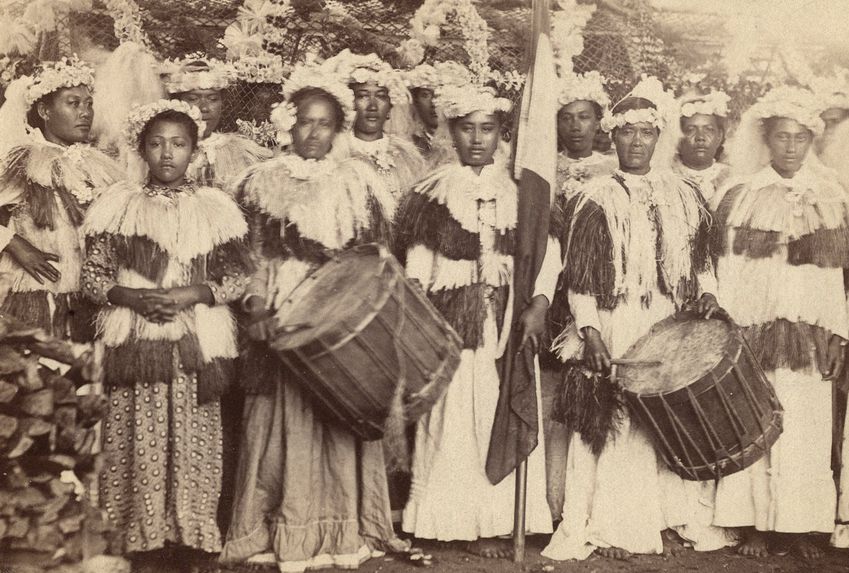 Tahitiens en costumes de fête