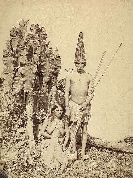 Couple indien avec lance et couronne