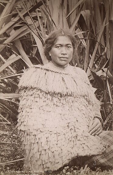Femme maori portant l'ancien costume en fibre végétale