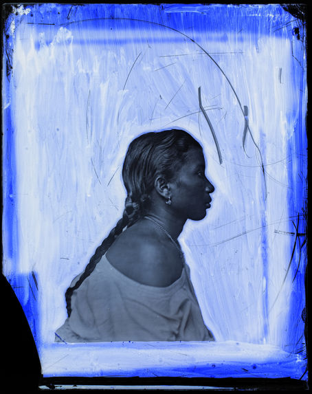 Suriname [Portrait de profil, en buste, d'une femme]