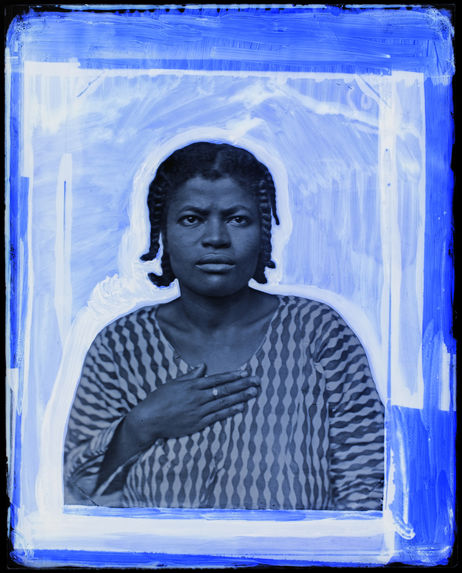 Suriname [Portrait de face, en buste, d'une femme]