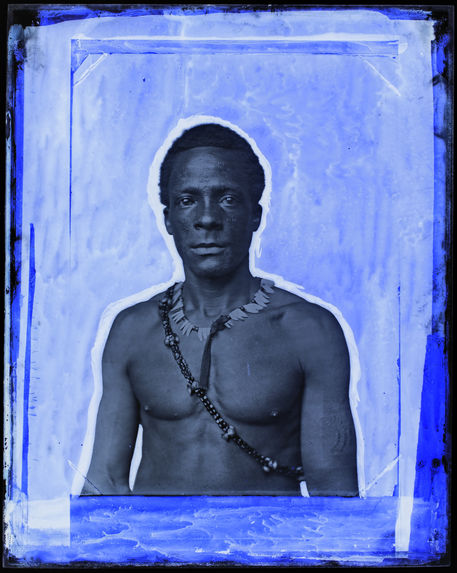 Suriname [Portrait de face, en buste, d'un homme]