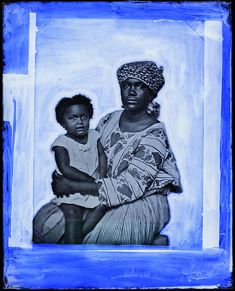 Suriname [Portrait de face d'une femme avec son enfant dans les bras]