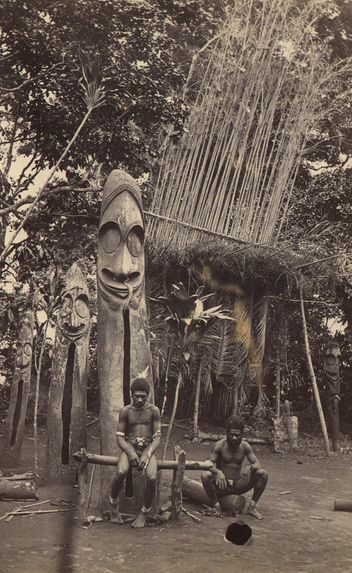 Tambours à fente en bois sculpté