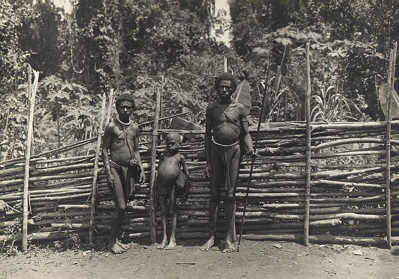 Papua de l'hinterland de la baie de Humboldt allant à la guerre