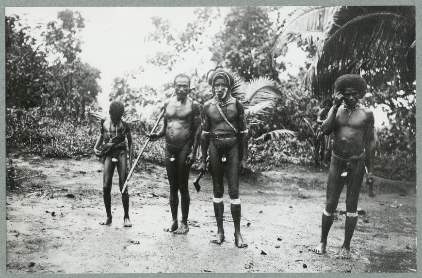 Hommes avec coquillage pénien