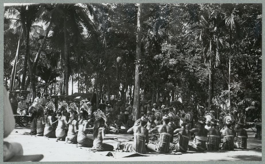 Touristes occidentaux sur une place de danse