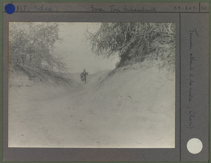 Femme allant à la rivière