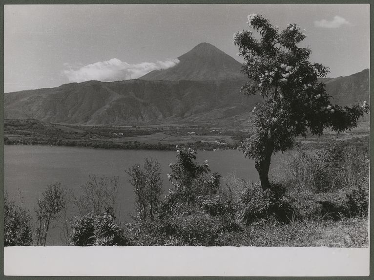 Lac Atitlan avec le volcan du même nom
