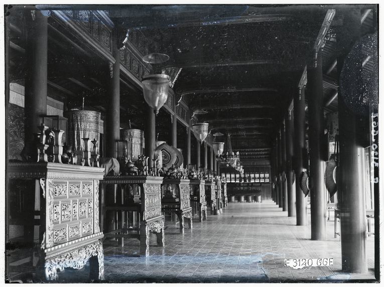 Interieur du palais Phung-Tien
