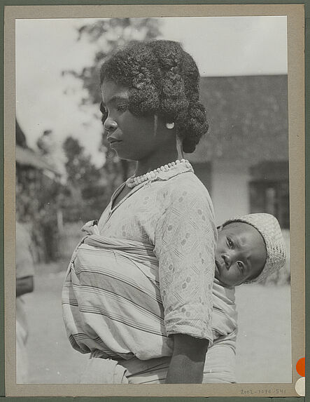 Femme Tanala et enfant