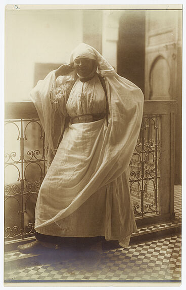 Femme drapée photographiée au balcon