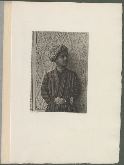 Un Jeune Tadjik portant la ceinture de soie ornée de plaques d'argent ciselé